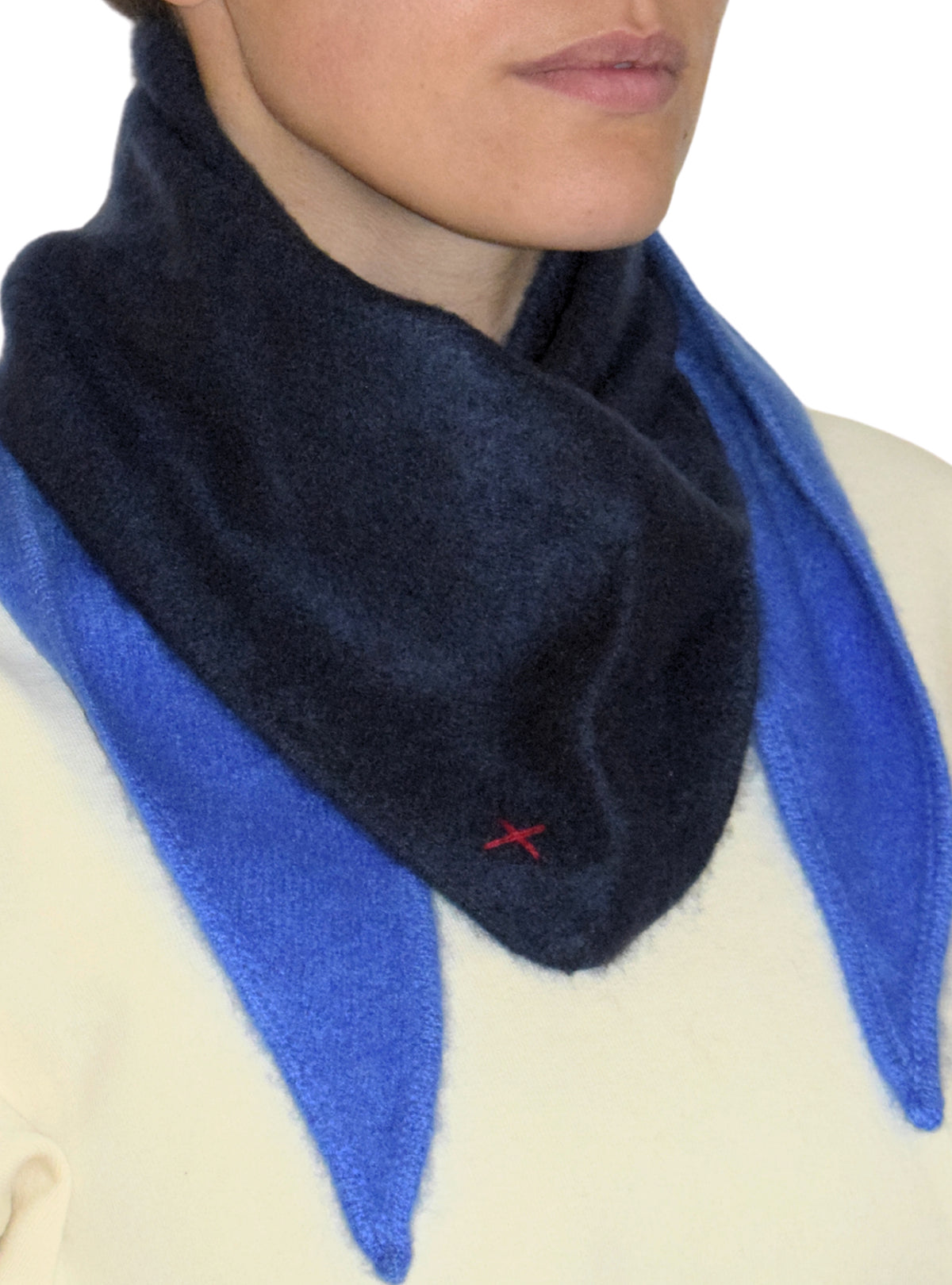 Kleiner Dip-Dye Dreieckschal Indigo/Azur aus Kaschmir von Mell-o – Ansicht 2