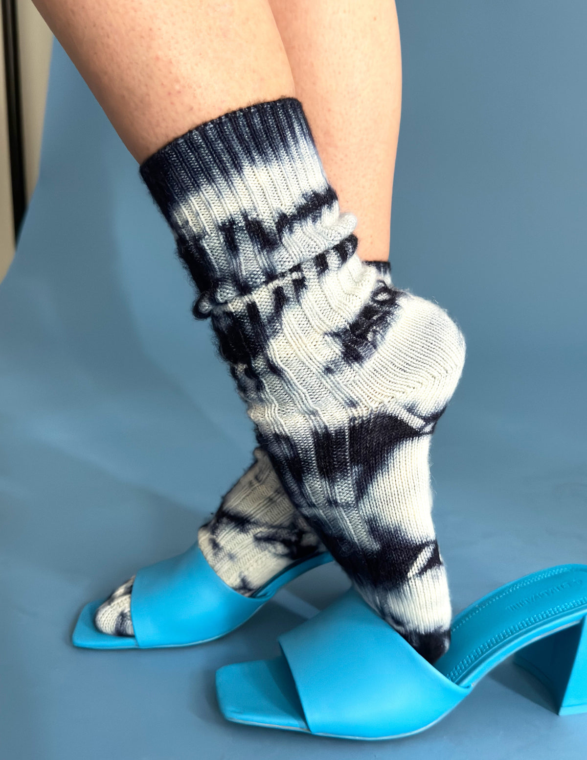 Tie-Dye Kaschmirsocken Schwarz von Mell-o – Ansicht 2