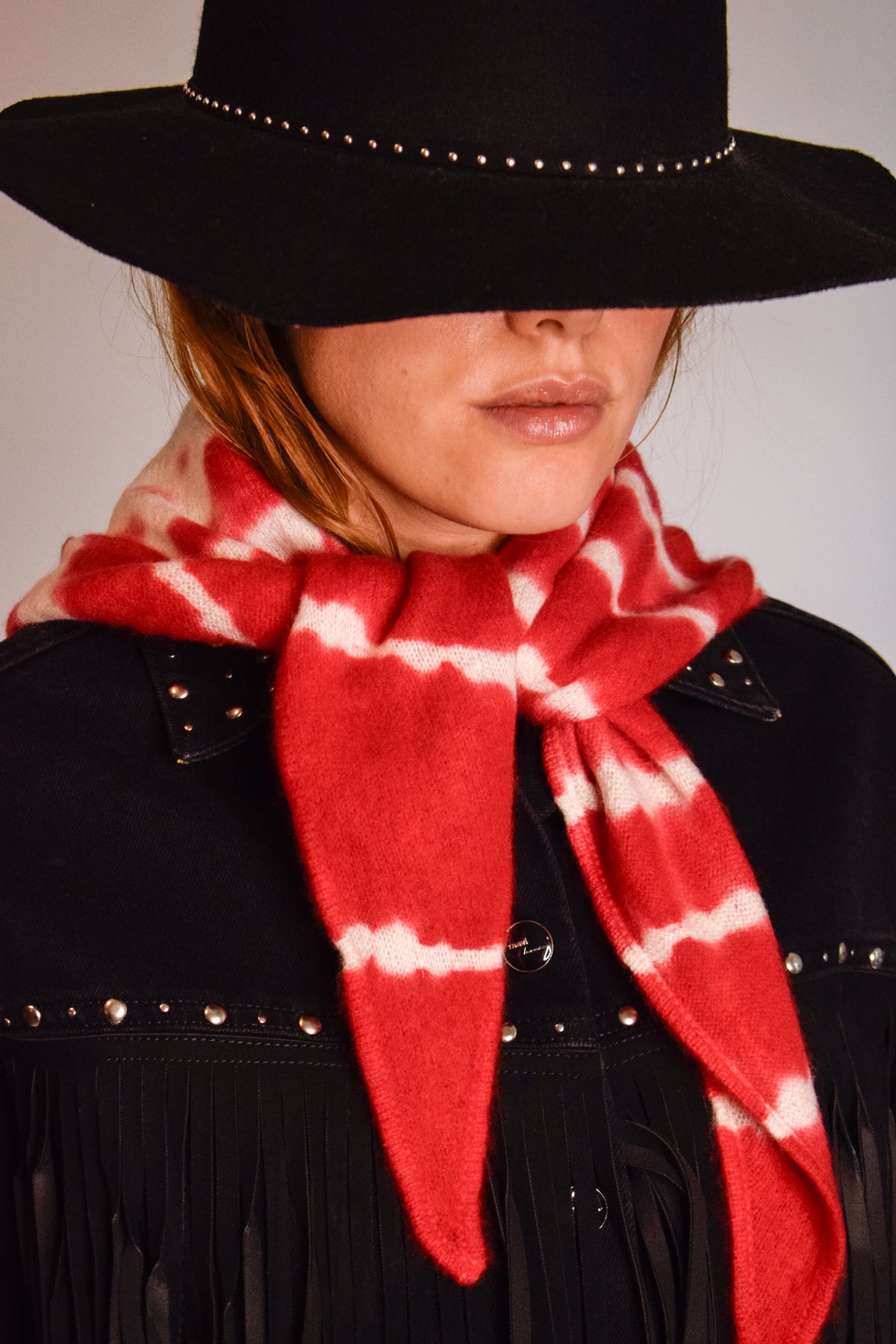 Tie-Dye Dreieckschal Offwhite/Rot aus Kaschmir von Mell-o – Ansicht 2