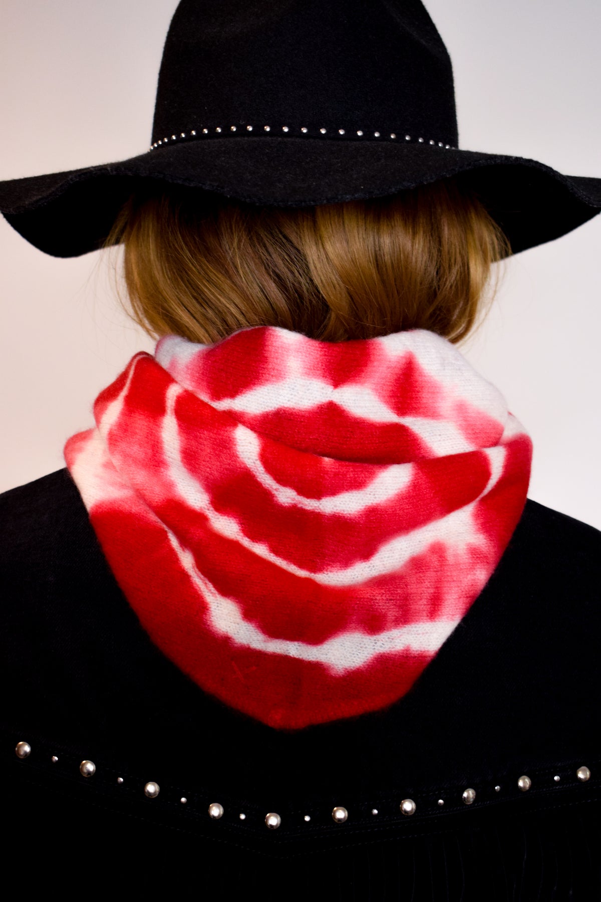 Tie-Dye Dreieckschal Offwhite/Rot aus Kaschmir von Mell-o – Ansicht 3