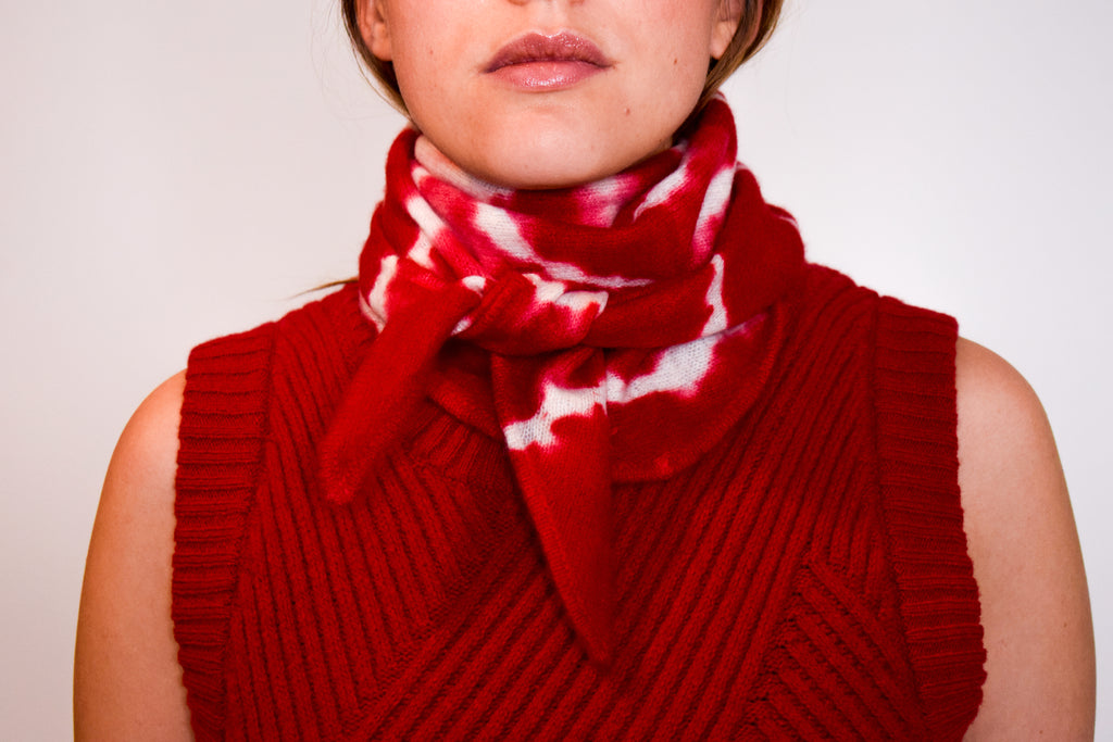 Tie-Dye Dreieckschal Offwhite/Rot aus Kaschmir von Mell-o – Ansicht 6