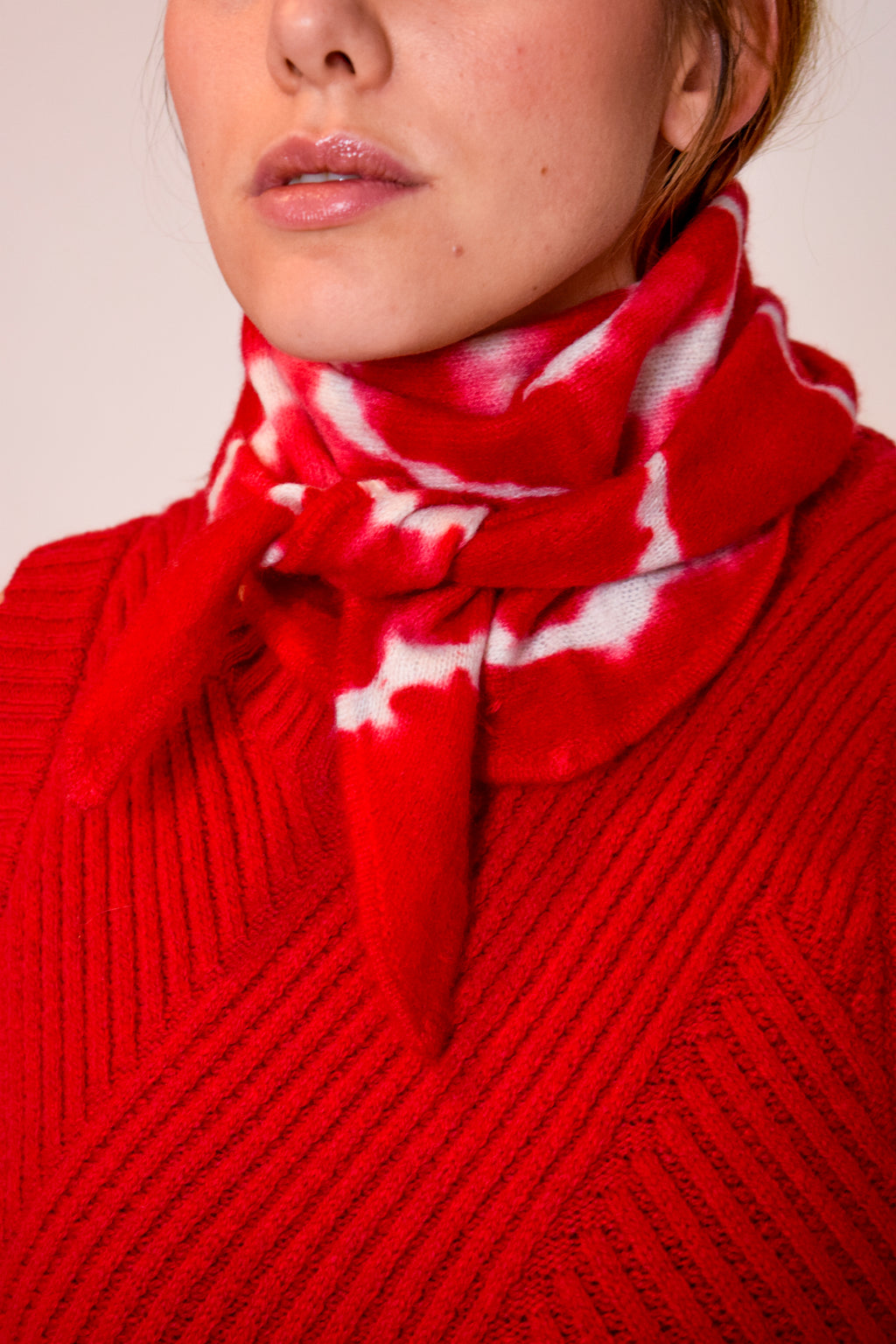 Tie-Dye Dreieckschal Offwhite/Rot aus Kaschmir von Mell-o – Ansicht 5