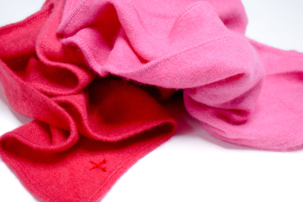 Kleiner Dip-Dye Dreieckschal Himbeer/Pink aus Kaschmir von Mell-o – Ansicht 4