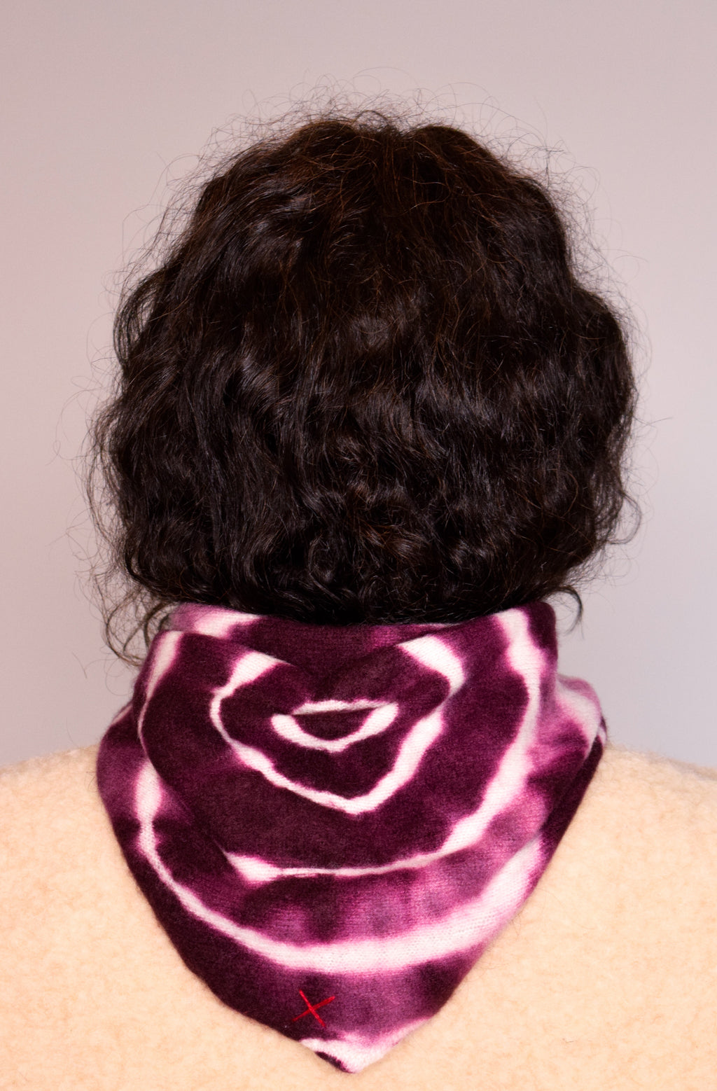 Tie-Dye Dreieckschal Offwhite/Bordeaux aus Kaschmir von Mell-o – Ansicht 2