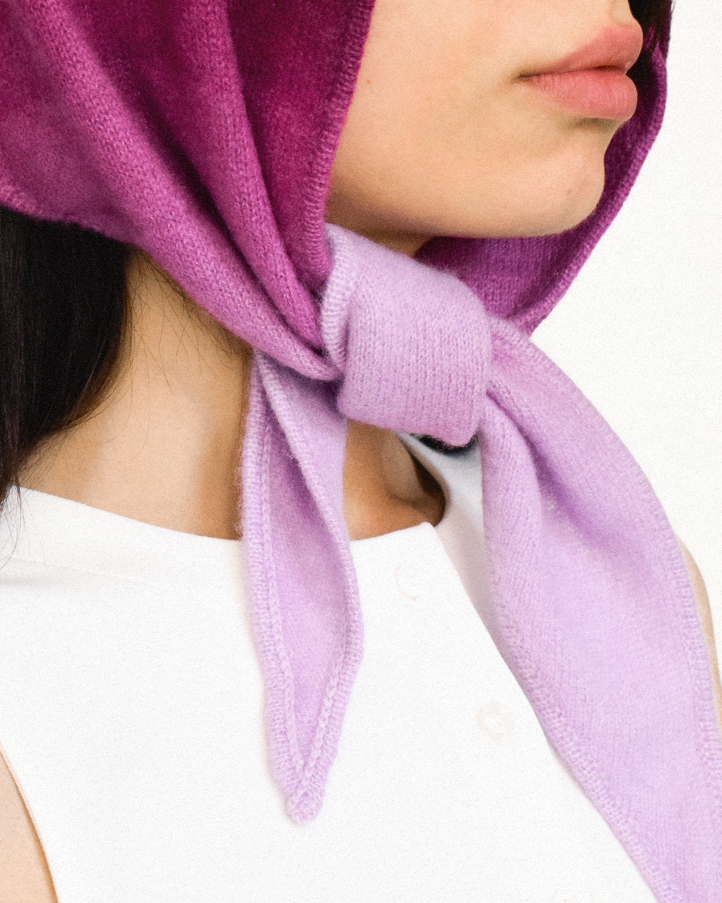 Kleiner Dip-Dye Dreieckschal Bordeaux/Lila aus Kaschmir von Mell-o – Ansicht 3