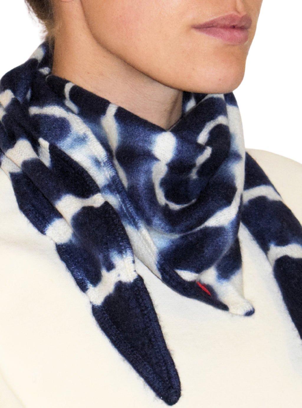 Tie-Dye Dreieckschal Offwhite/Indigo aus Kaschmir von Mell-o – Ansicht 2