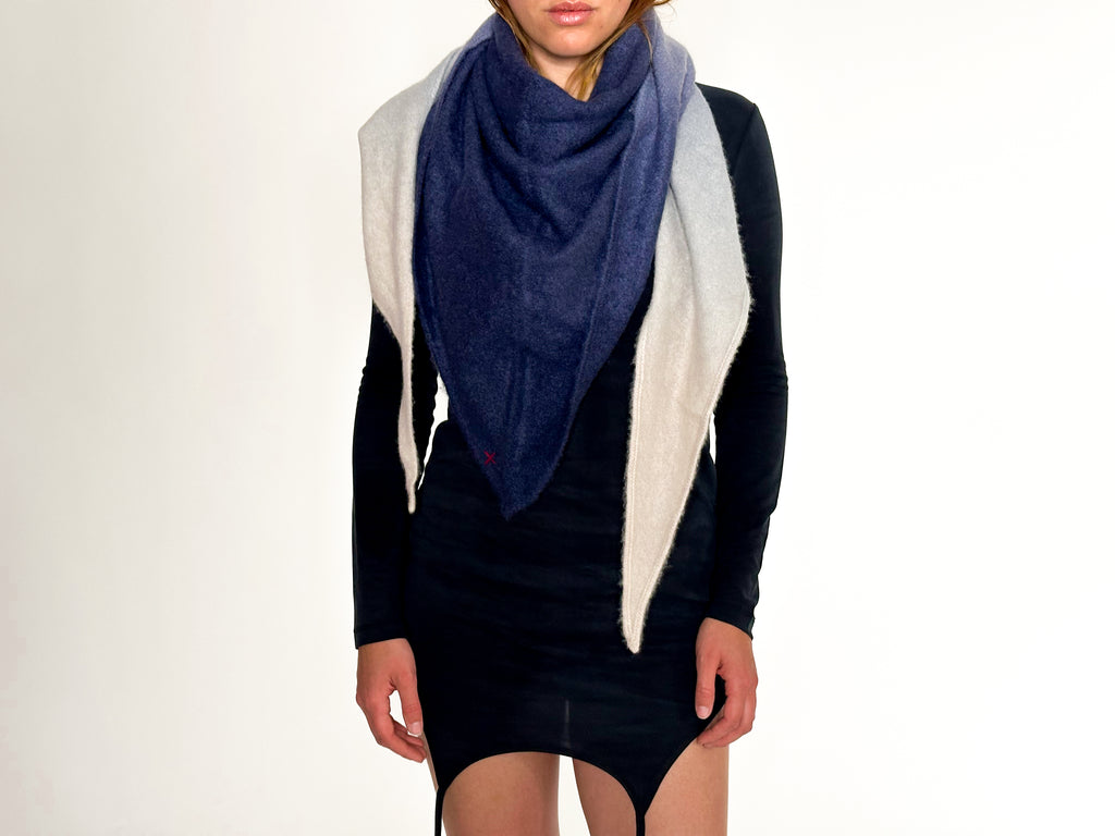 Großer Dip-Dye Dreieckschal Indigo/Camel aus Kaschmir von Mell-o – Ansicht 3