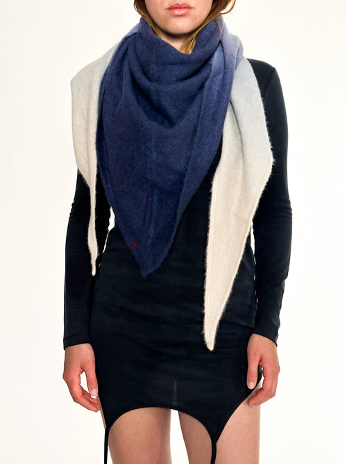 Großer Dip-Dye Dreieckschal Indigo/Camel aus Kaschmir von Mell-o – Ansicht 2