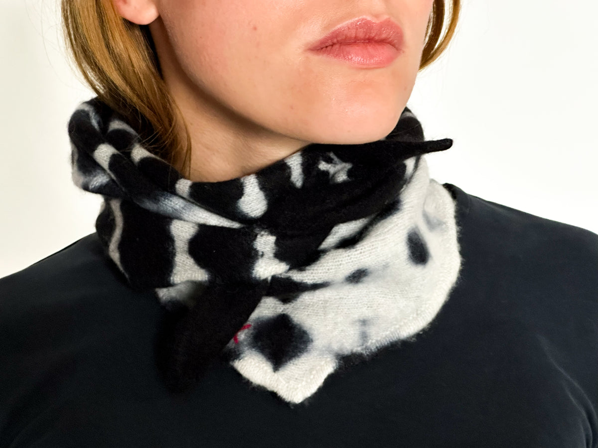 Tie-Dye Dreieckschal Offwhite/Schwarz aus Kaschmir von Mell-o – Ansicht 4
