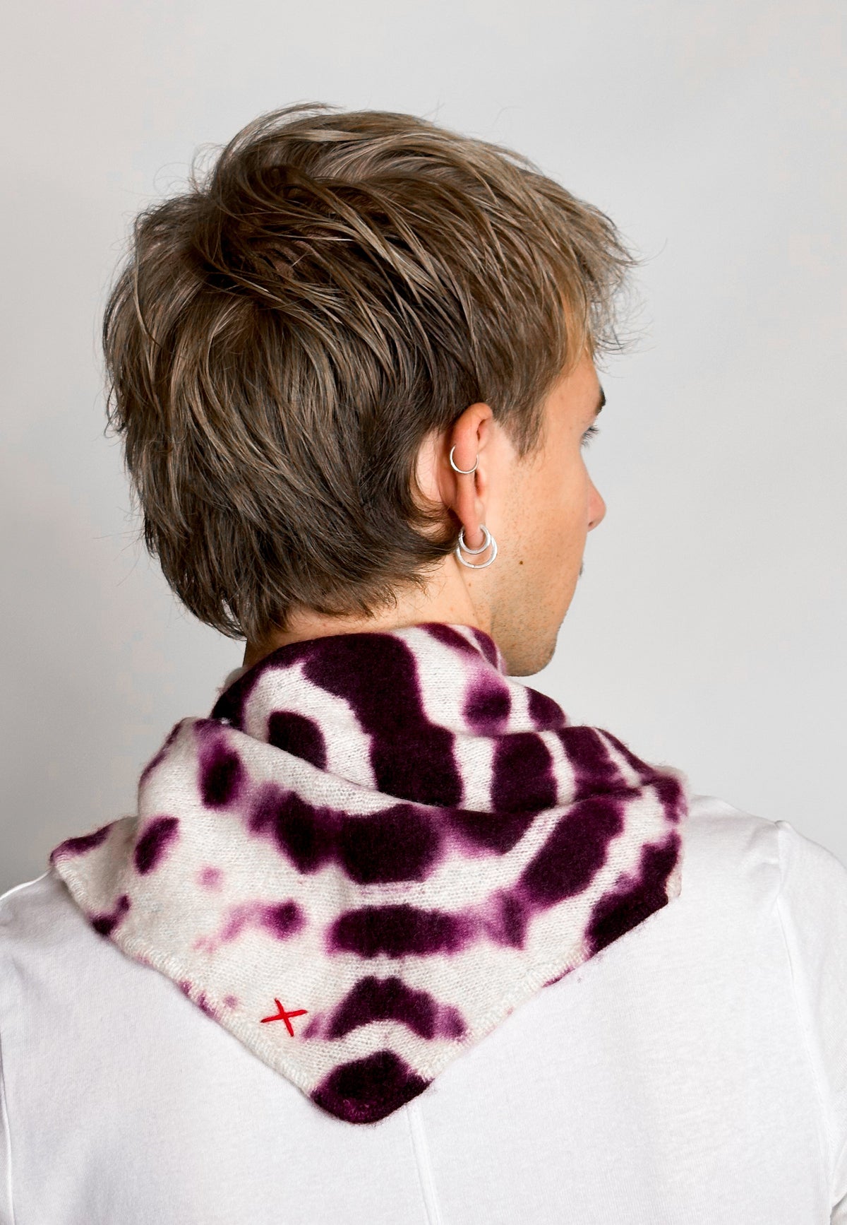 Tie-Dye Dreieckschal Offwhite/Bordeaux aus Kaschmir von Mell-o – Ansicht 5